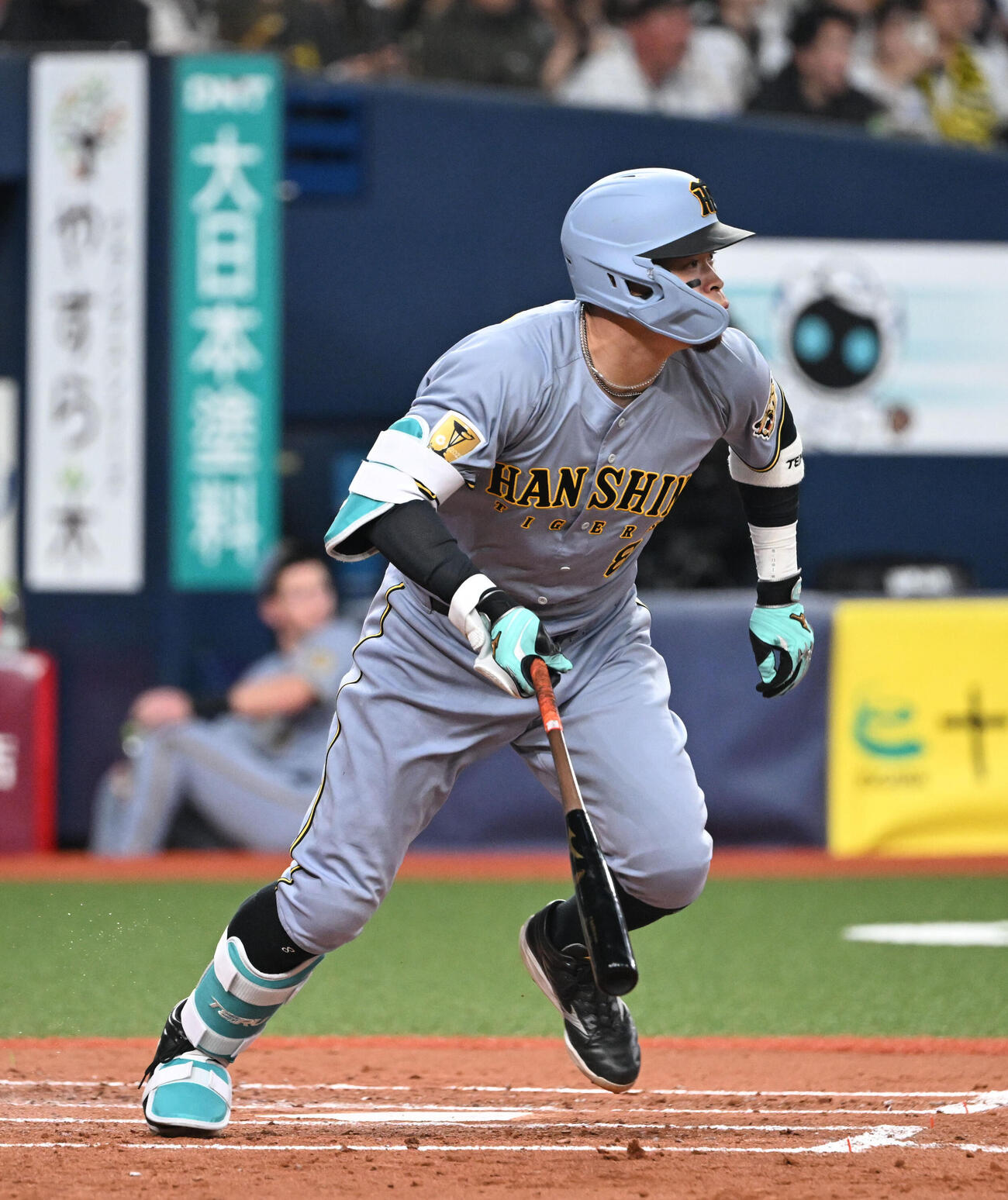 オリックス対阪神　3回表阪神1死、右中間に二塁打を放つ佐藤輝（撮影・和賀正仁）