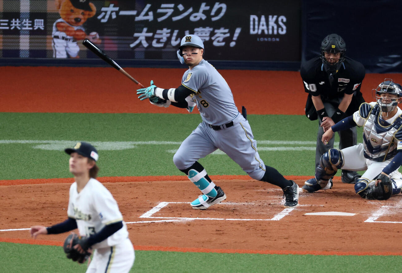 オリックス対阪神　3回表阪神無死、佐藤は中越え二塁打を放つ。投手寺西（撮影・加藤哉）