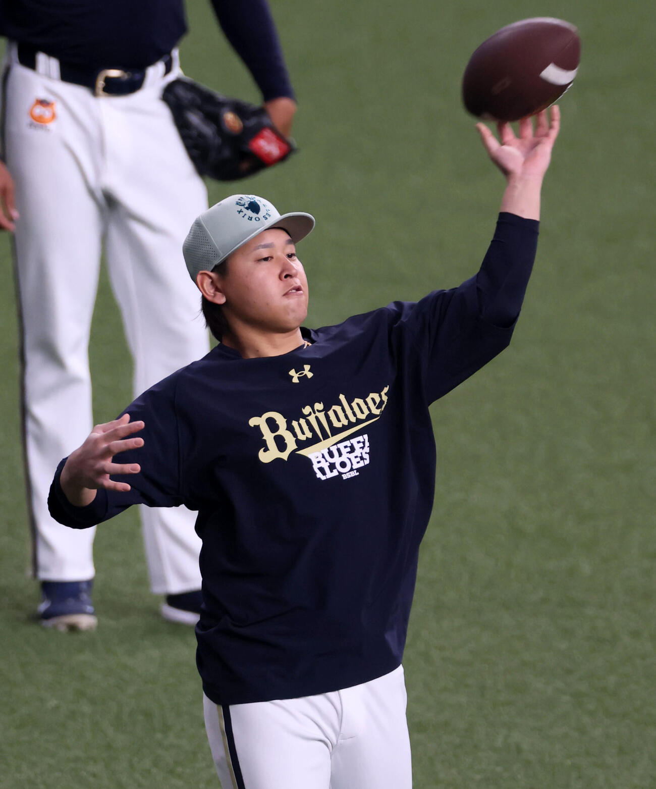 オリックス対阪神　練習でアメフト用のボールを投げるオリックス宮城（撮影・加藤哉）