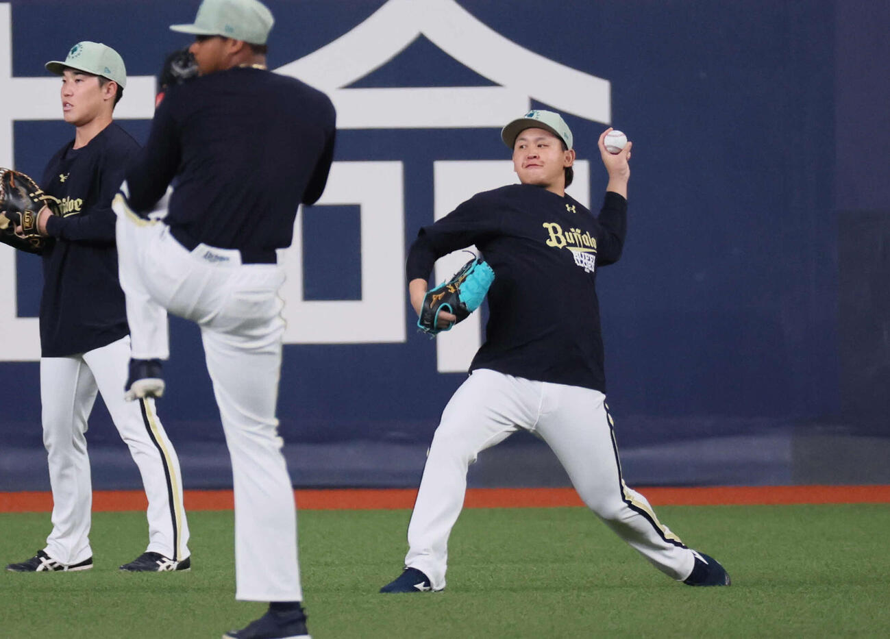 オリックス対阪神　キャッチボールに励むオリックス宮城（撮影・宮崎幸一）