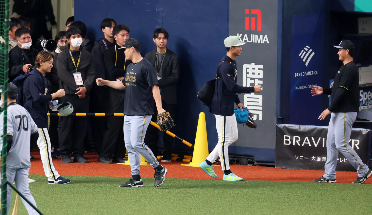オリックス対阪神　WBCを終えて顔を合わせた左からオリックス宮城と阪神佐藤、オリックス曽谷と阪神森下はそれぞれ握手してあいさつする（撮影・加藤哉）