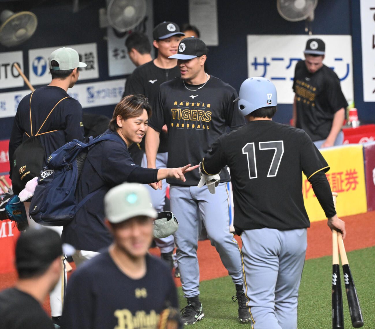 試合前、Vタッチするオリックス宮城（左）と阪神伏見（撮影・和賀正仁）