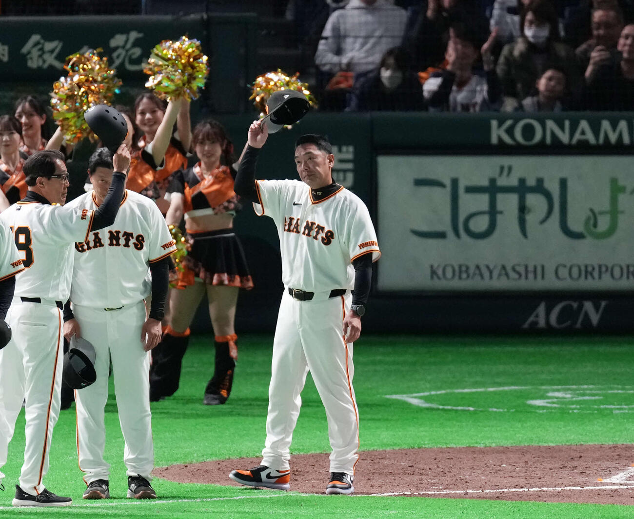 巨人対楽天　勝利しファンにあいさつし引き揚げる巨人阿部監督（撮影・増田悦実）