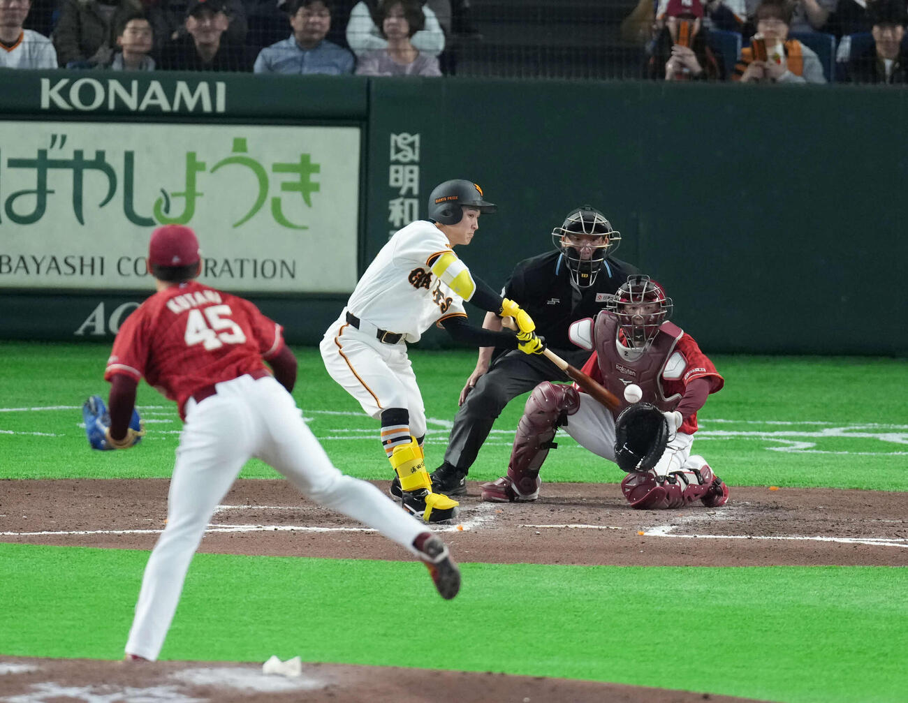 巨人対楽天　6回裏巨人2死、左安打を放つ浦田。投手は九谷（撮影・増田悦実）
