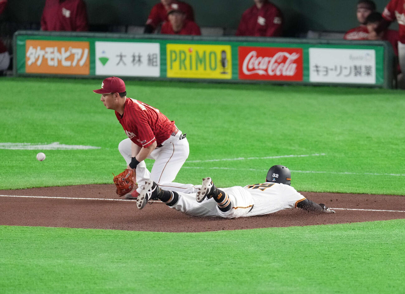 巨人対楽天　6回裏巨人2死一塁、九谷の悪送球で三塁まで進む浦田（撮影・増田悦実）