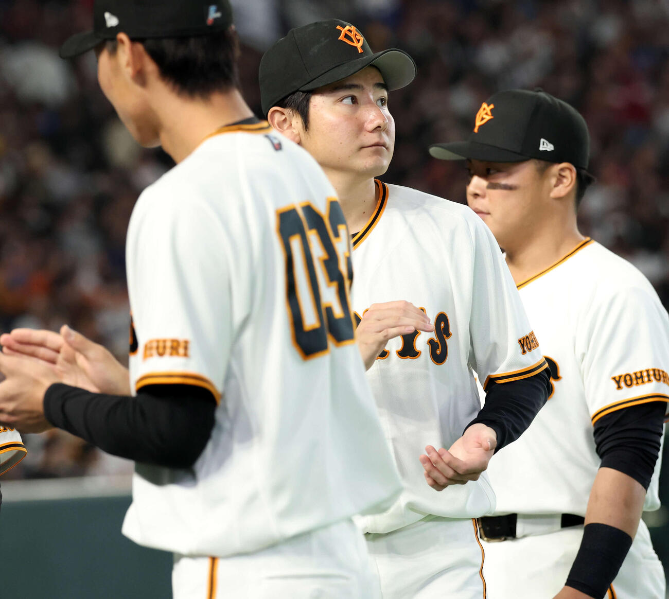巨人対楽天　8回表楽天の攻撃を抑え、拍手でナインを迎える竹丸（撮影・浅見桂子）