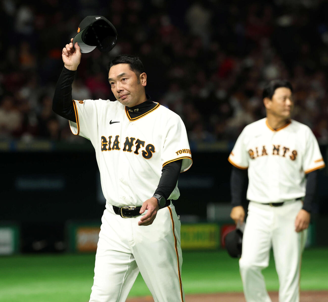 巨人対楽天　オープン戦4連勝でスタンドに帽子を取りあいさつする巨人阿部監督（撮影・浅見桂子）