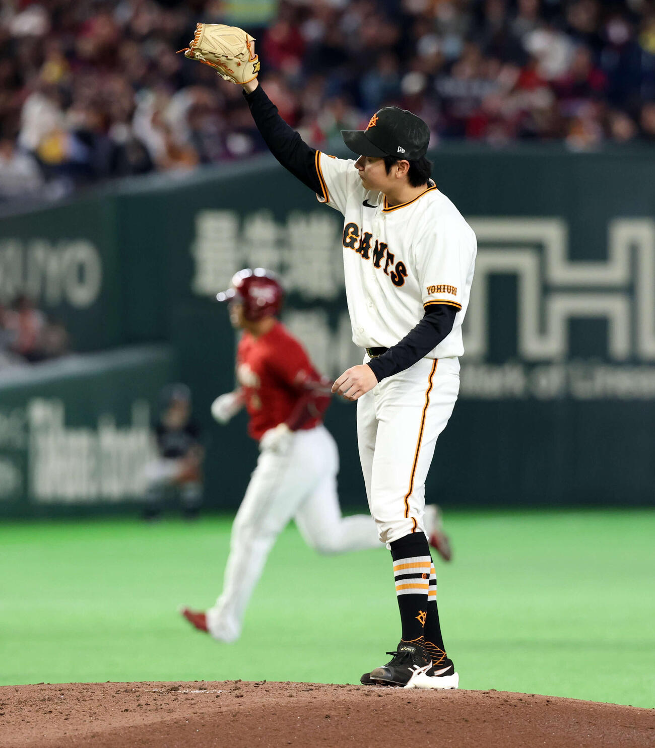 巨人対楽天　2回表楽天1死、浅村（後方）に先制本塁打を浴びた竹丸（撮影・浅見桂子）