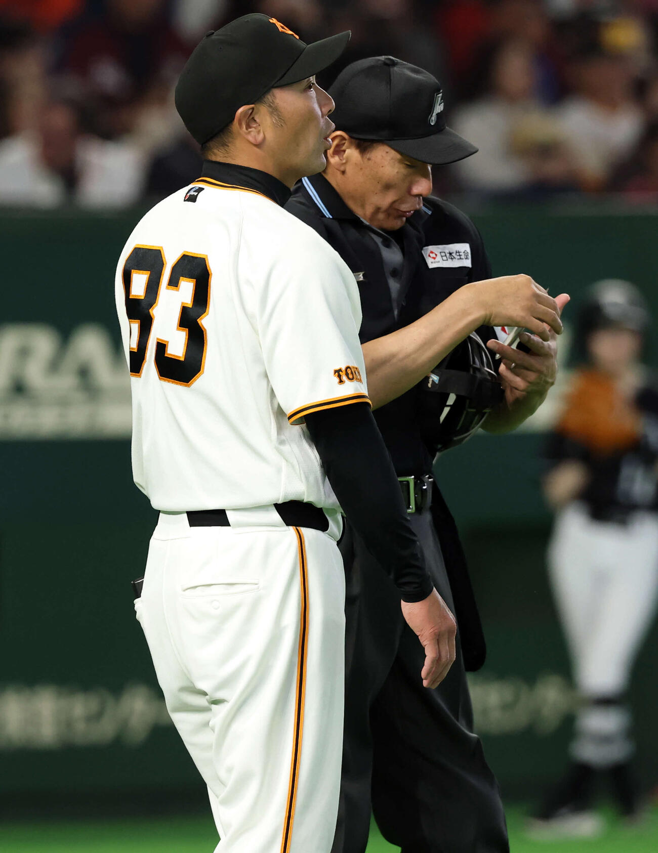 巨人対楽天　7回表楽天の攻撃前、投手交代を告げる巨人阿部監督（撮影・浅見桂子）