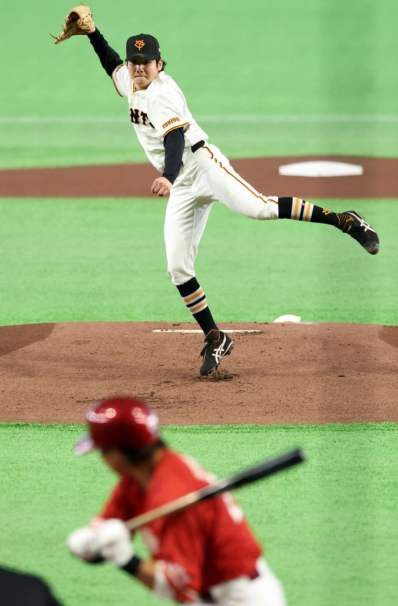 巨人対楽天　1回表楽天の攻撃で力投する巨人先発の竹丸。打者黒川（撮影・浅見桂子）