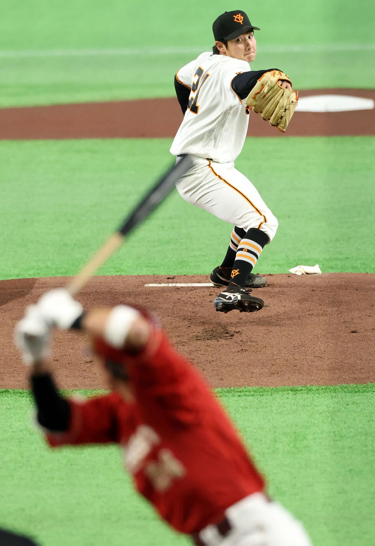 巨人対楽天　1回表楽天の攻撃で力投する巨人先発の竹丸。打者黒川（撮影・浅見桂子）