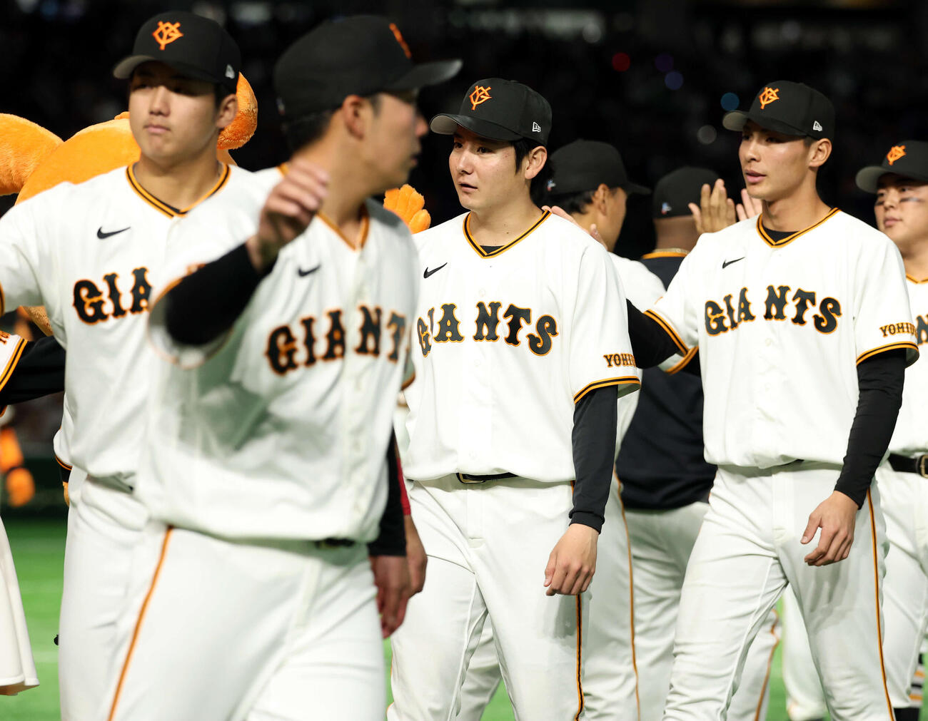 巨人対楽天　オープン戦4連勝でナインとハイタッチする巨人竹丸（中央）（撮影・浅見桂子）