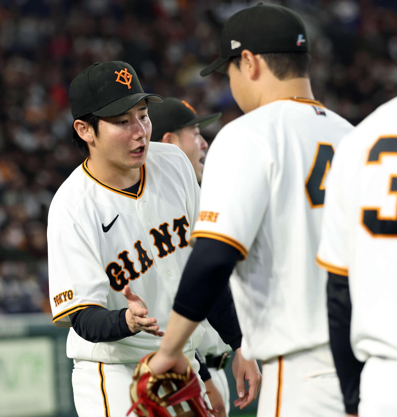 巨人対楽天　8回表楽天の攻撃後、ナインを迎える竹丸（左）（撮影・浅見桂子）