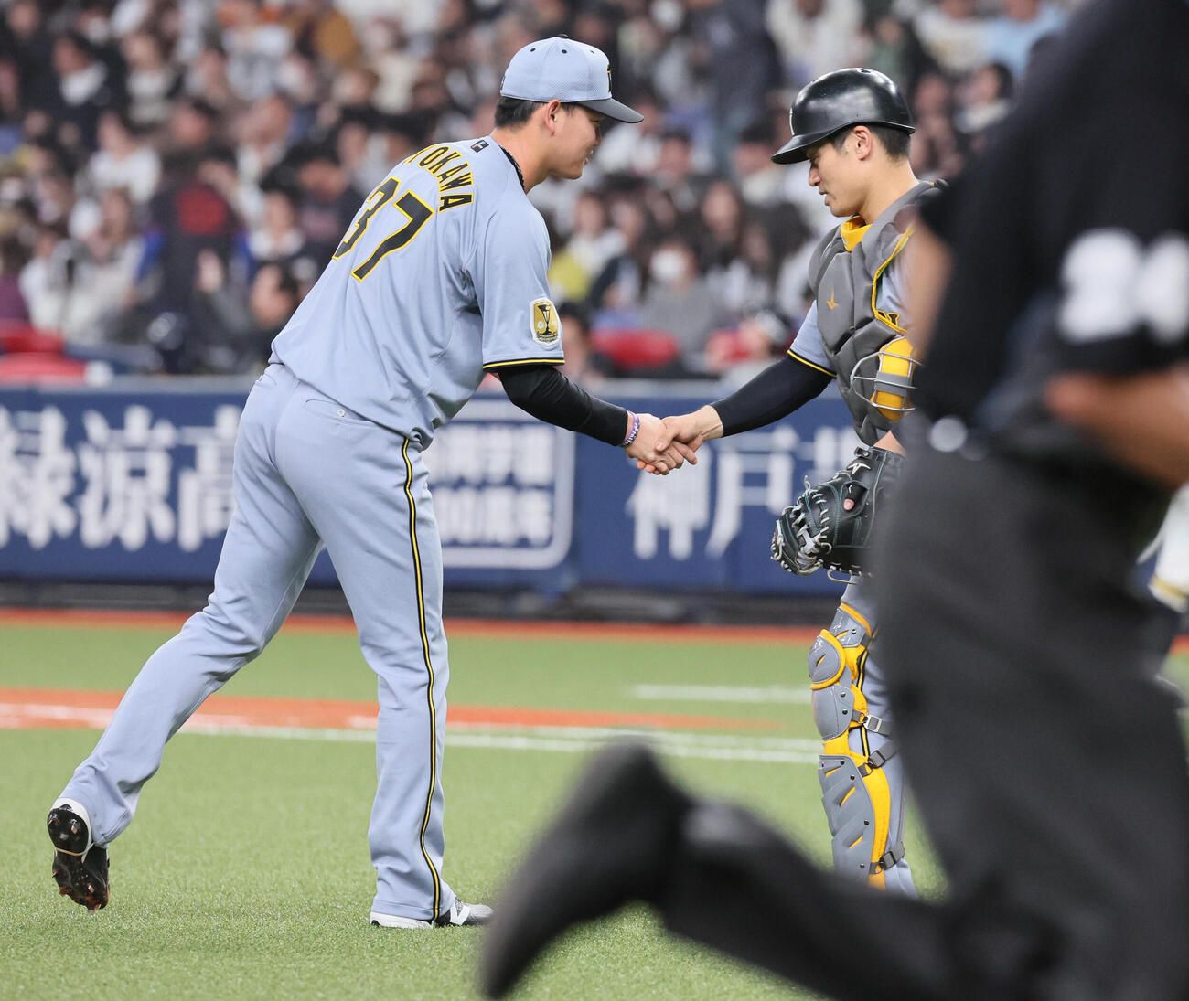 オリックス対阪神　最後を締めた及川（左）は坂本と握手を交わす（撮影・宮崎幸一）