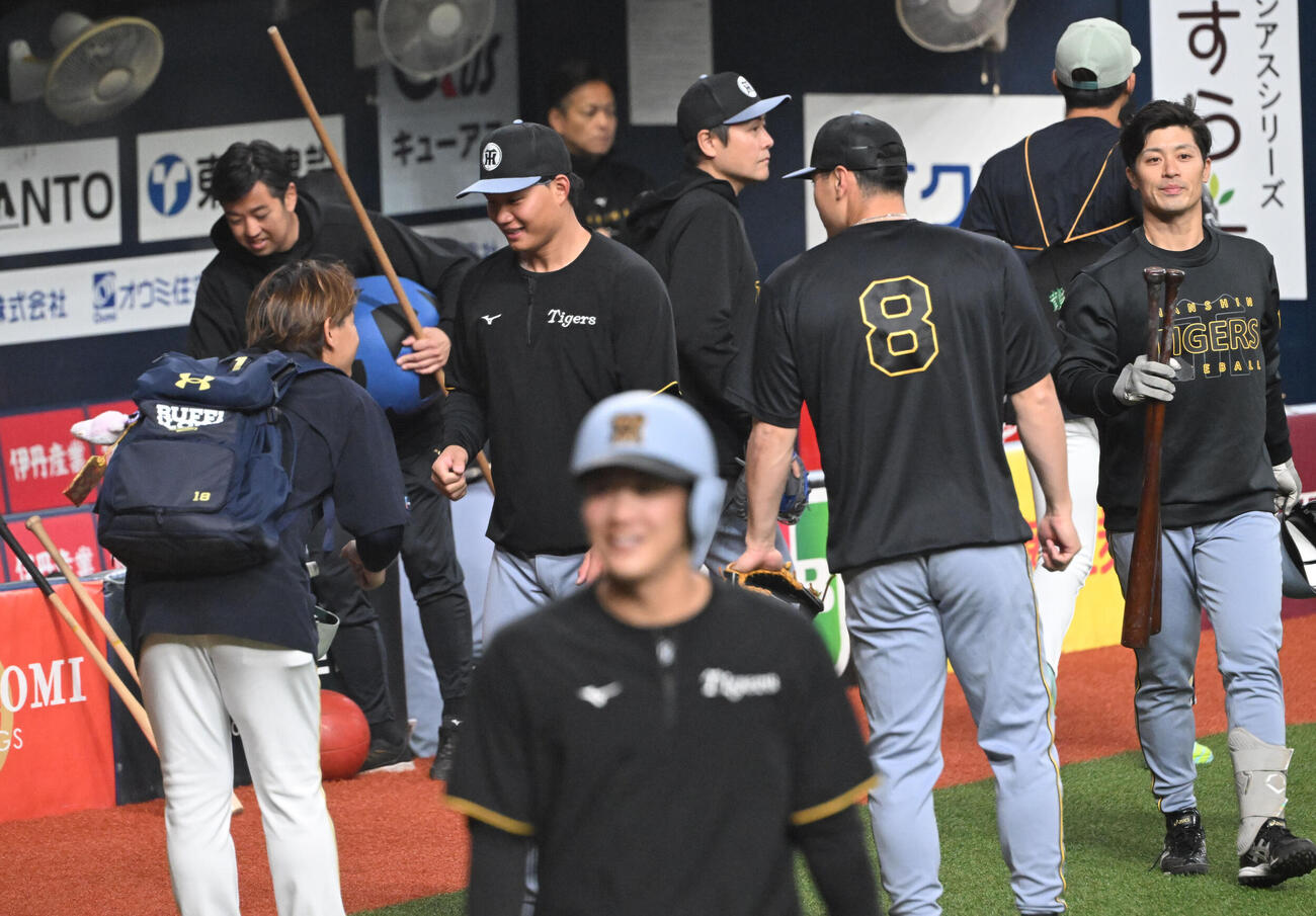 試合前、笑顔であいさつする左からオリックス宮城、阪神森下、佐藤輝、坂本（撮影・和賀正仁）