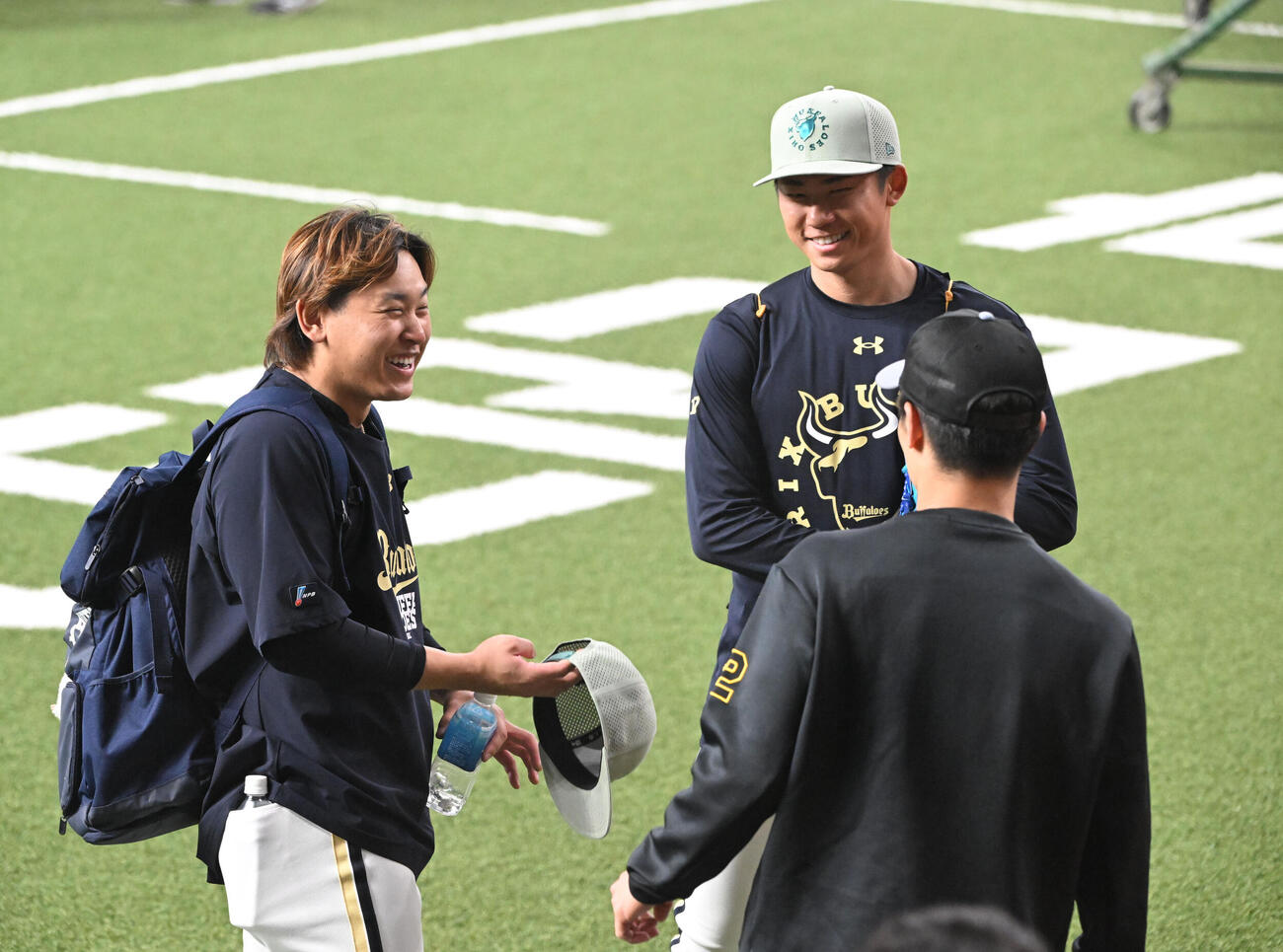 試合前、笑顔で話す左からオリックス宮城、曽谷、阪神坂本（撮影・和賀正仁）