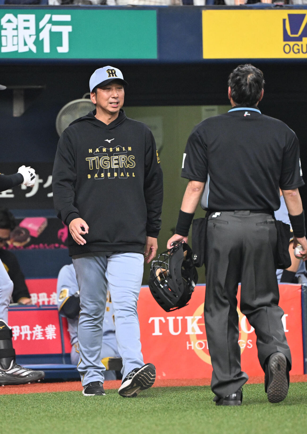 オリックス対阪神　5回を追え、選手の交代を告げる藤川監督（撮影・和賀正仁）