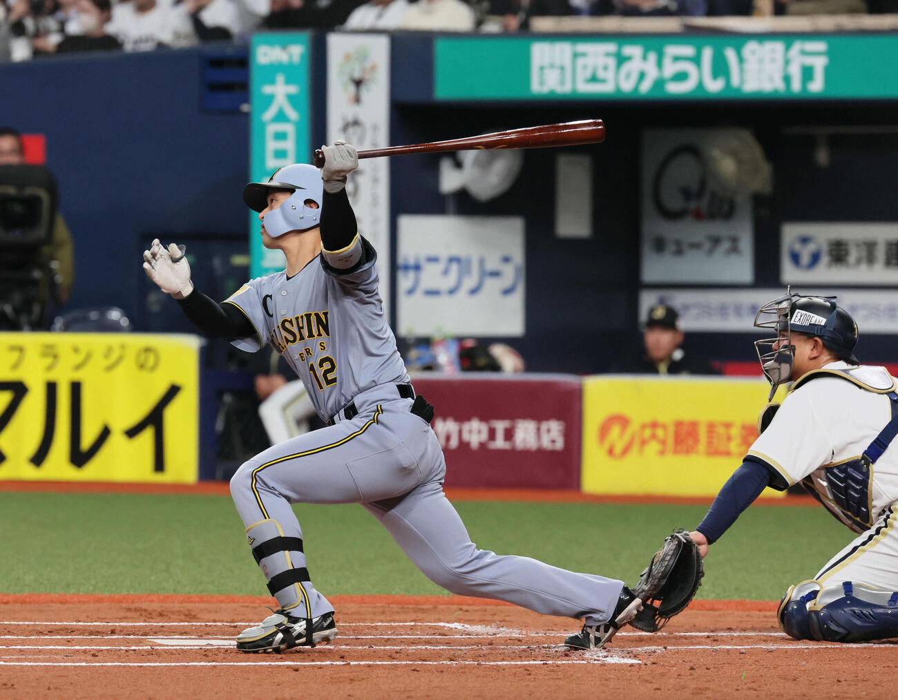 オリックス対阪神　2回表阪神1死満塁、坂本は左前へ勝ち越し2点適時打を放つ（撮影・宮崎幸一）
