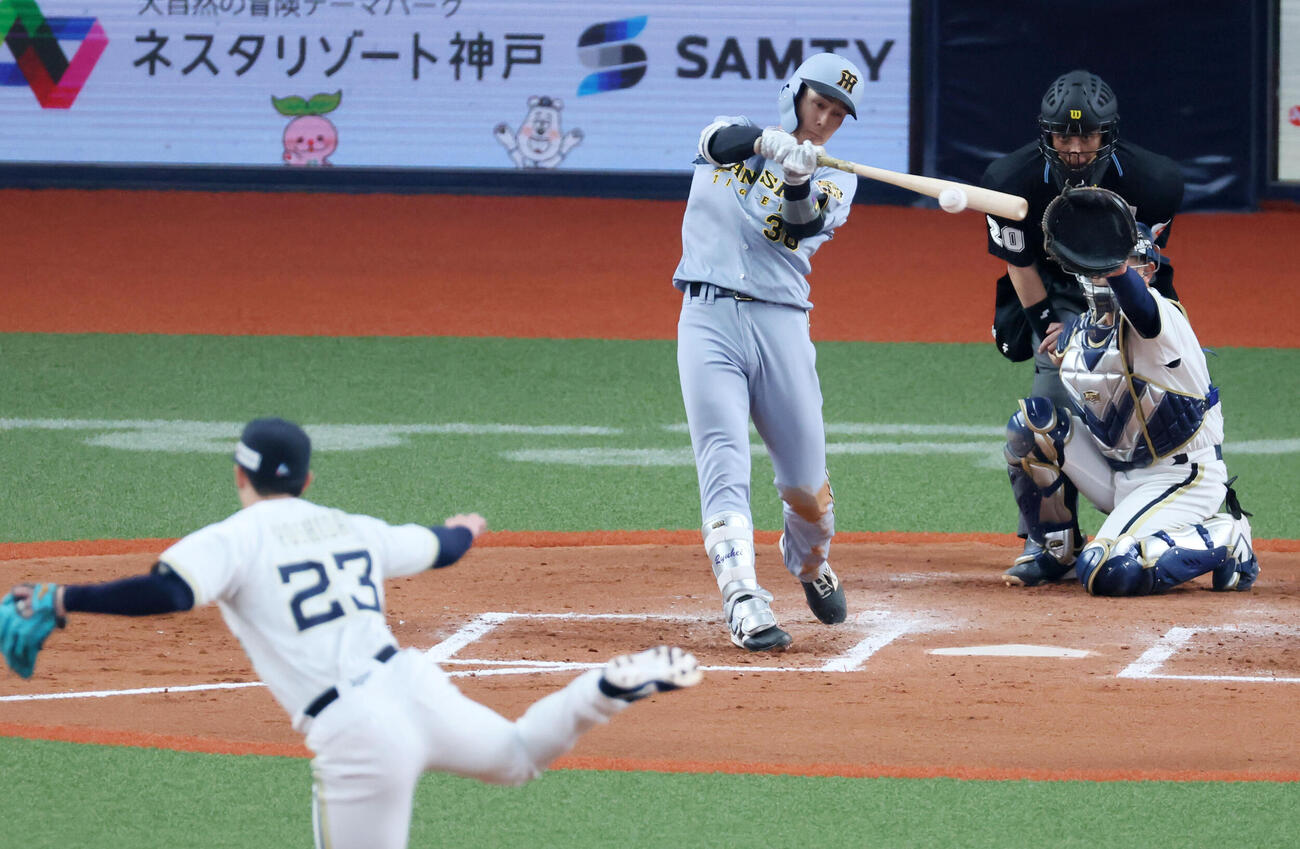 オリックス対阪神　8回表阪神無死、小幡は右前打を放つ。投手吉田（撮影・加藤哉）