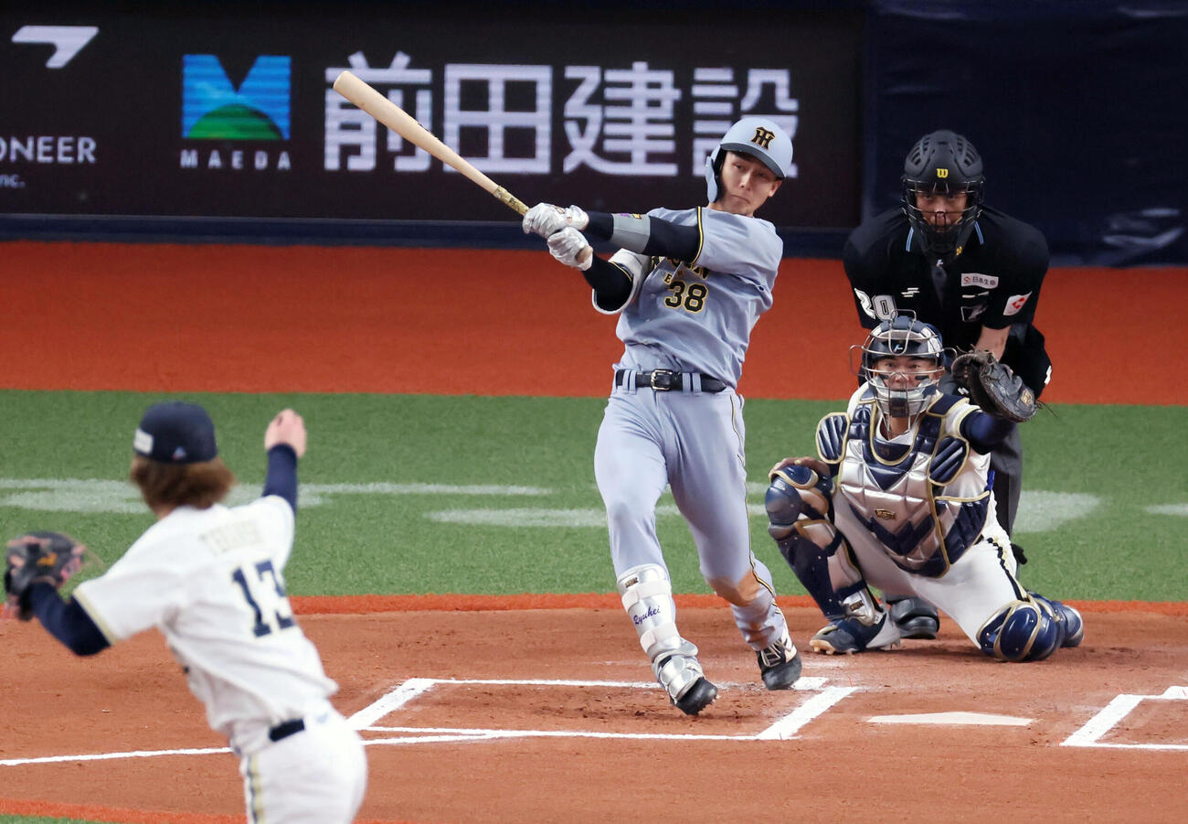 オリックス対阪神　6回表阪神無死、小幡は右越え三塁打を放つ。投手寺西（撮影・加藤哉）