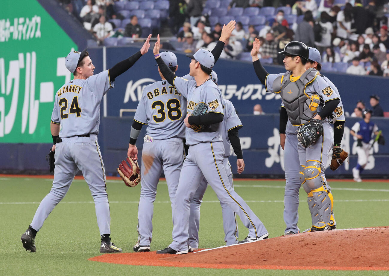 オリックス対阪神　勝利を祝う阪神ナイン（撮影・宮崎幸一）