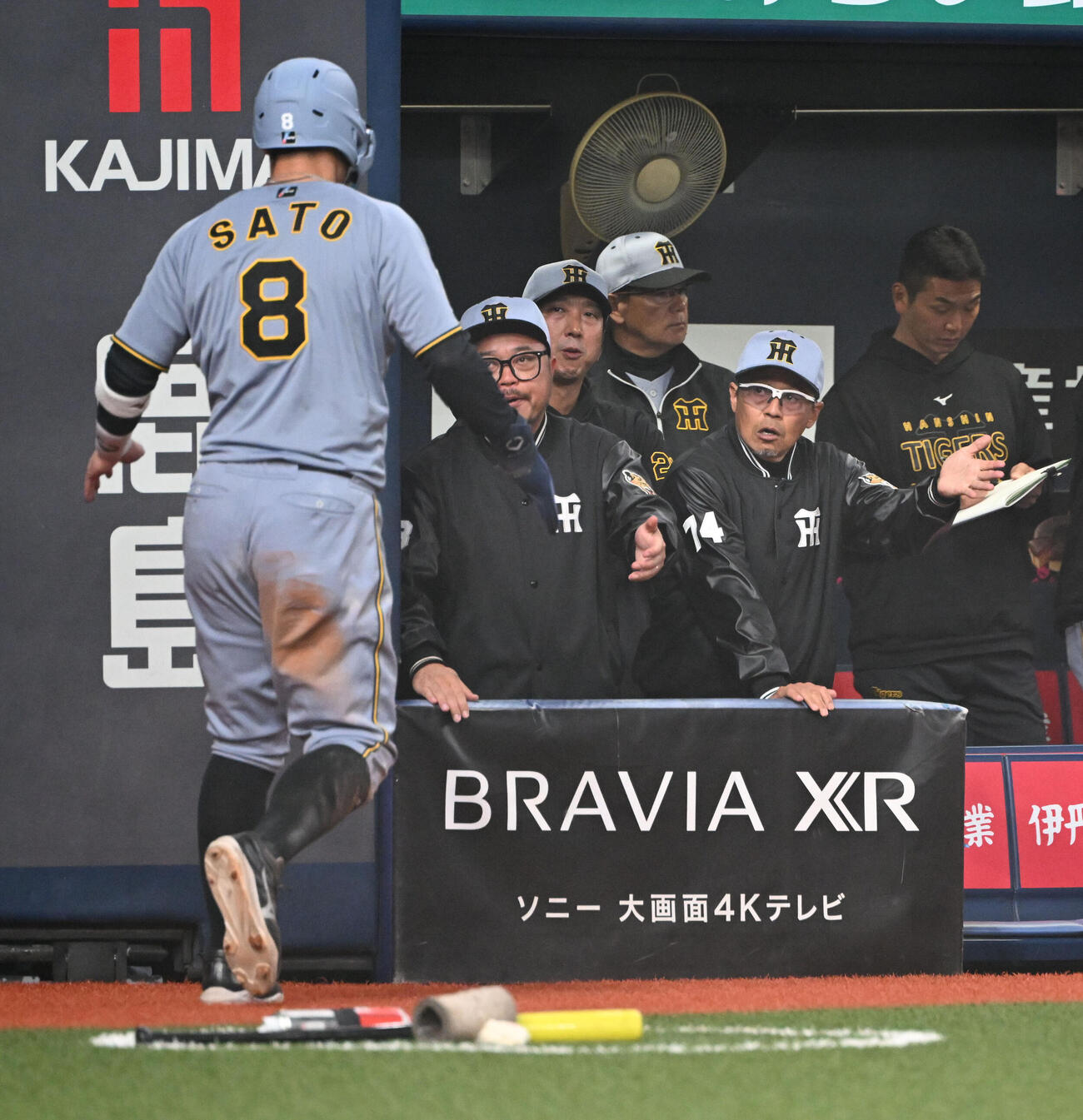 オリックス対阪神　3回表阪神2死二塁、高寺の中前適時打で生還した佐藤輝を迎える藤川監督（左から2頭目3人目（撮影・和賀正仁）