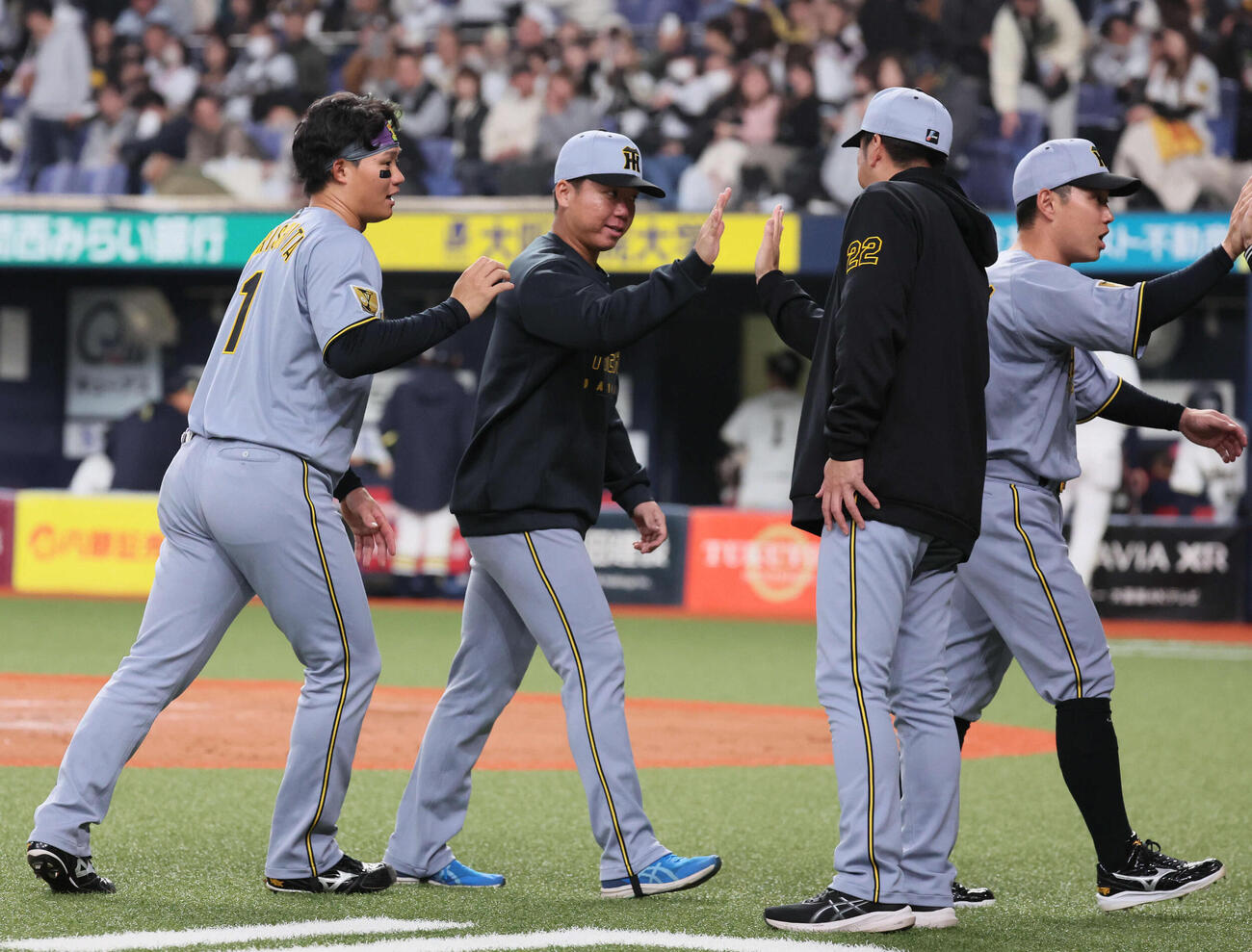 オリックス対阪神　勝利を祝う、左から阪神森下、村上、藤川監督（撮影・宮崎幸一）