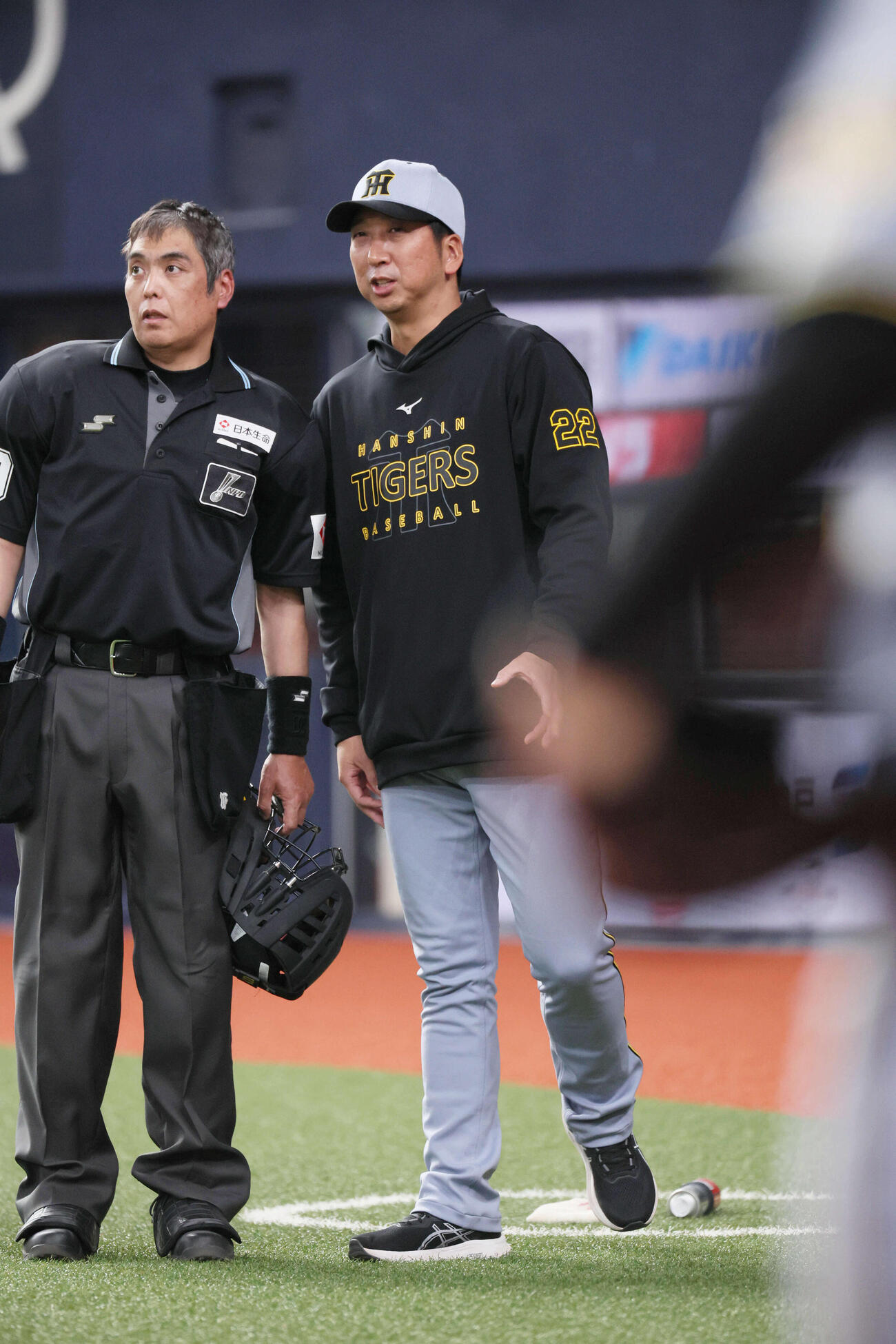 オリックス対阪神　6回表阪神攻撃終了、白井審判に交代を告げる藤川監督（撮影・宮崎幸一）