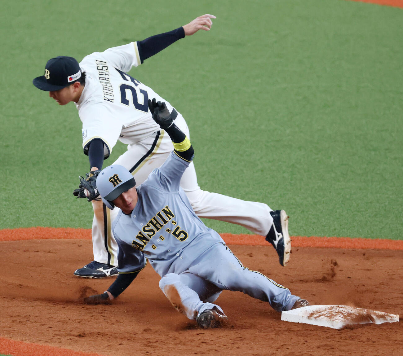 オリックス対阪神　4回表阪神1死一塁、一走近本は打者中野のとき二塁盗塁を決める。野手紅林（撮影・加藤哉）