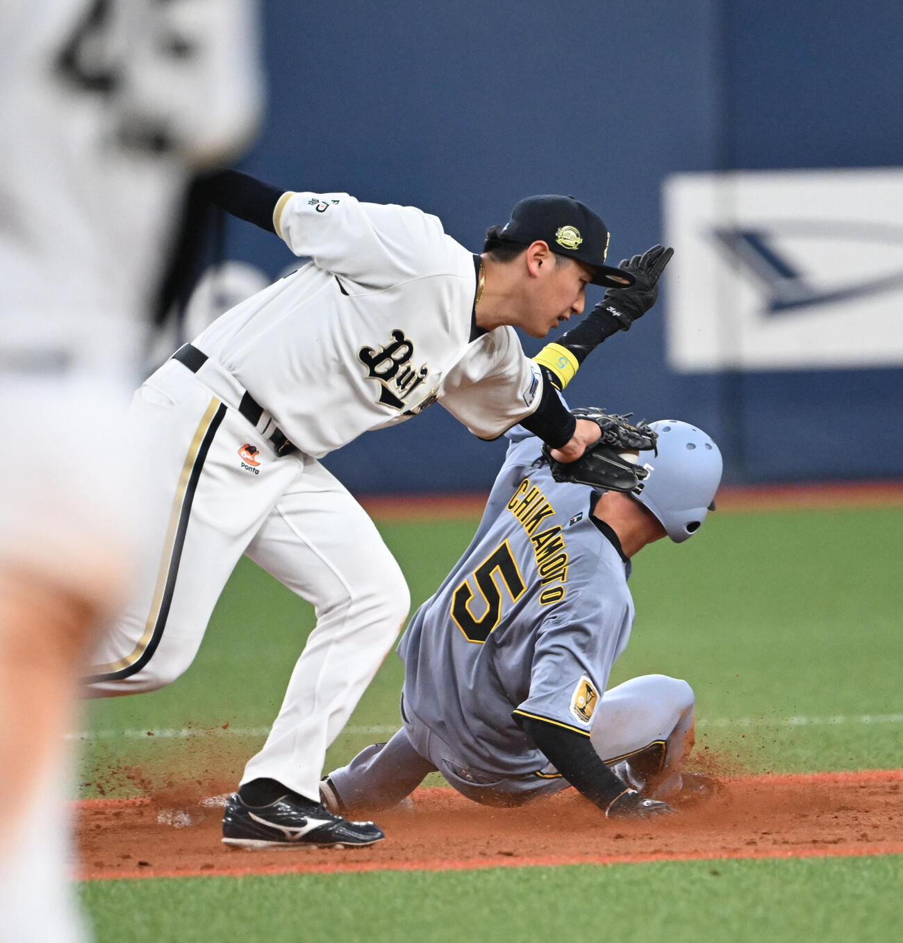 オリックス対阪神　4回表阪神1死、打者中野の時、二盗に成功する近本（撮影・和賀正仁）