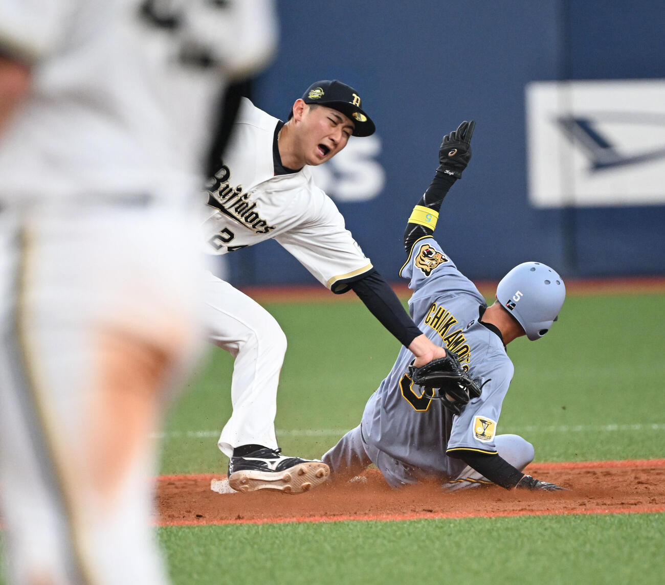 オリックス対阪神　4回表阪神1死、打者中野の時、二盗に成功する近本（撮影・和賀正仁）