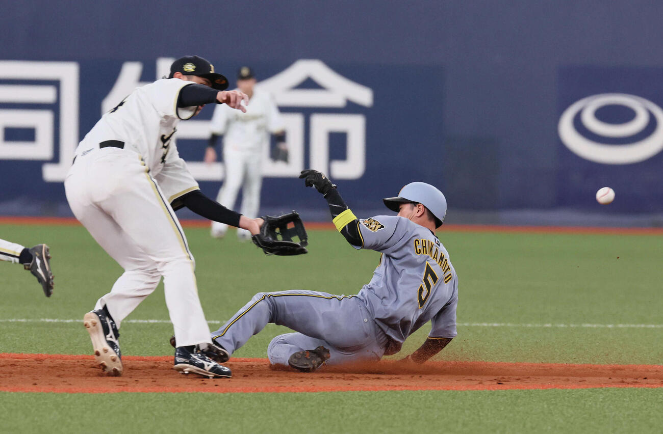 オリックス対阪神　4回表阪神1死一塁、近本は二盗を決める（撮影・宮崎幸一）