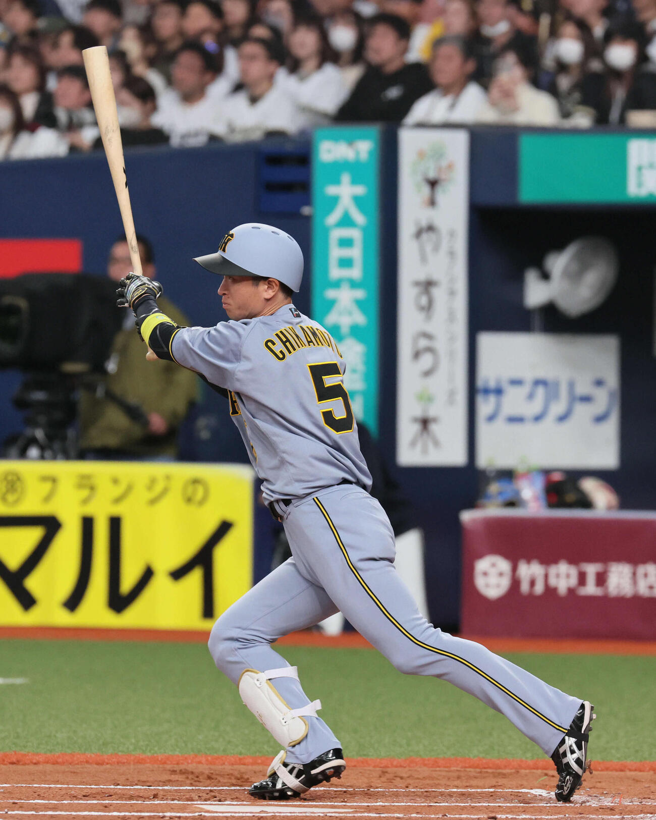 オリックス対阪神　2回表阪神1死一、三塁、近本は中前適時打を放つ（撮影・宮崎幸一）