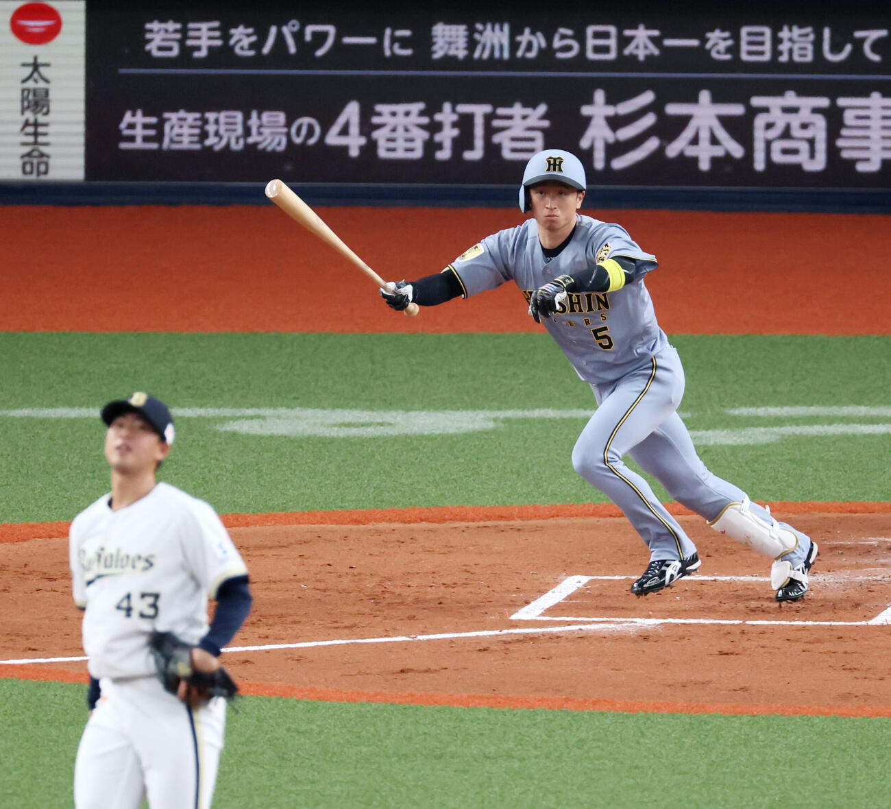 オリックス対阪神　2回表阪神1死一、三塁、近本は中前適時打を放つ。投手高谷（撮影・加藤哉）