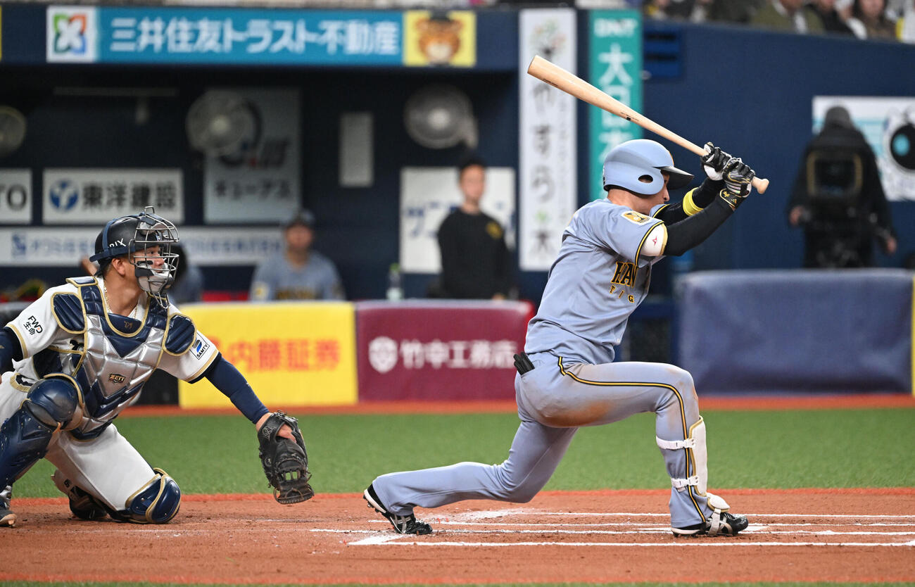 オリックス対阪神　6回表阪神1死三塁、中前適時打を放つ近本（撮影・和賀正仁）