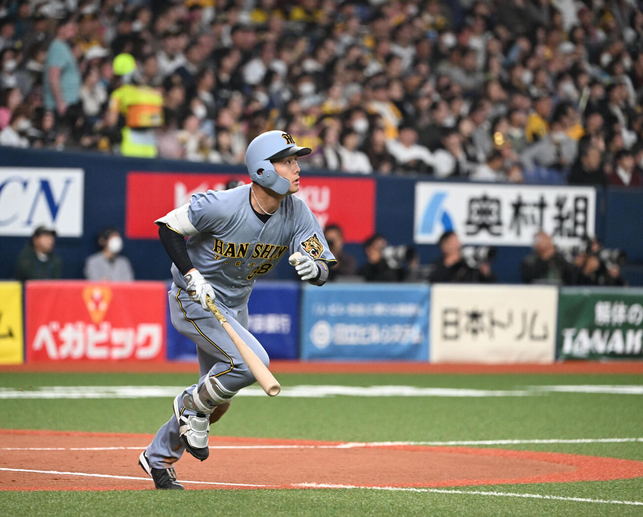 オリックス対阪神　6回表阪神無死、右越え三塁打を放つ小幡（撮影・和賀正仁）