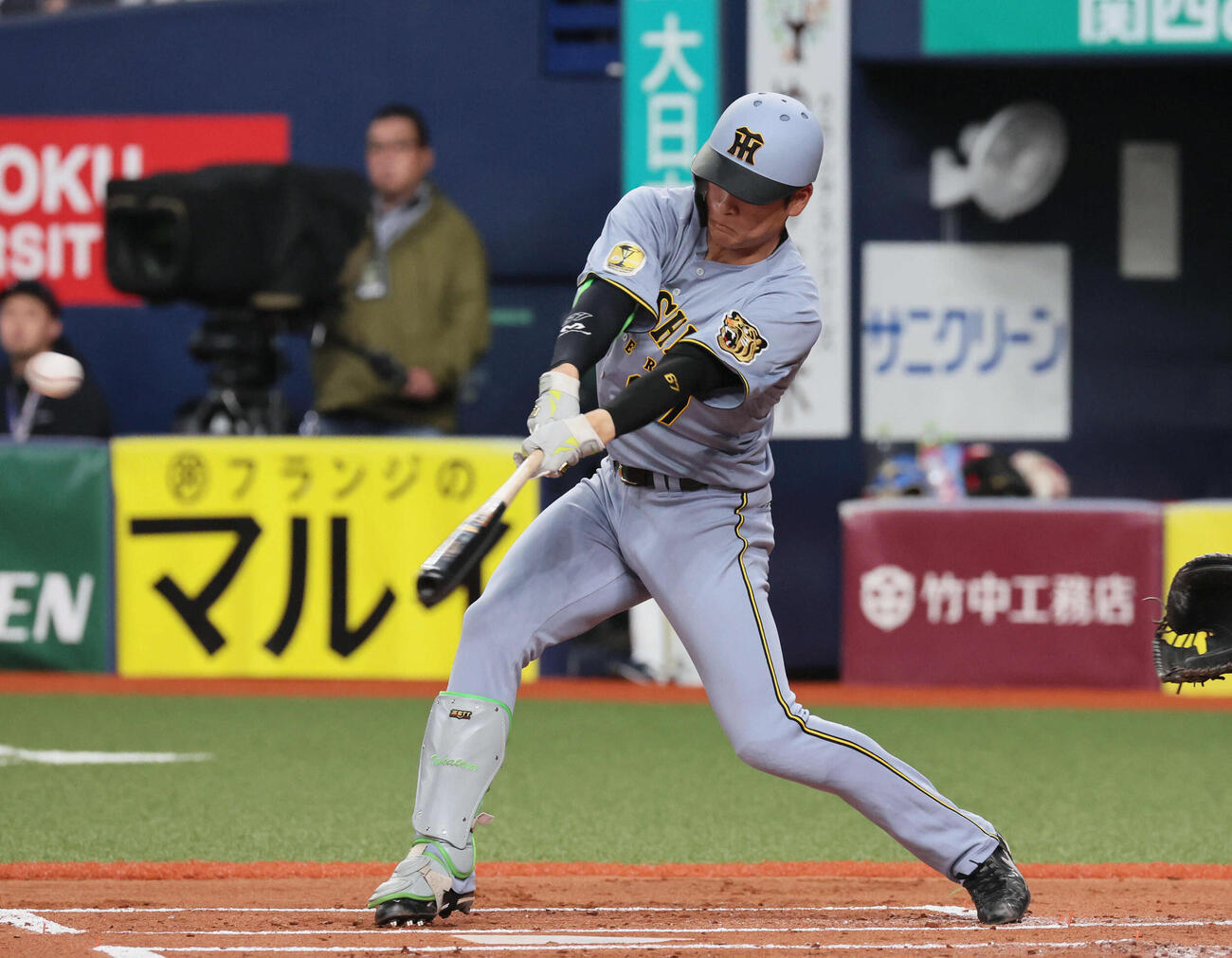 オリックス対阪神　2回表阪神1死一、二塁、高寺は左前打を放つ（撮影・宮崎幸一）
