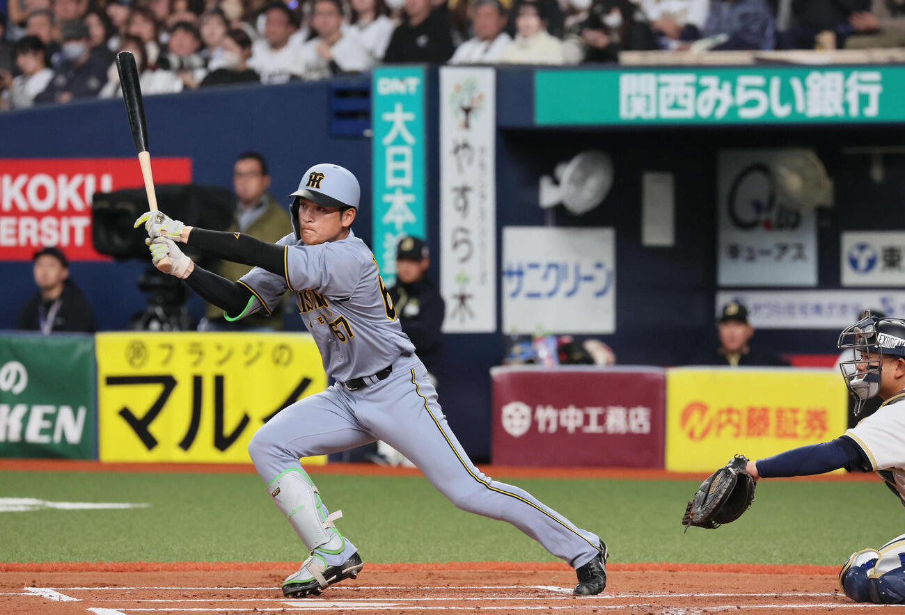 オリックス対阪神　2回表阪神1死一、二塁、高寺は左前打を放つ（撮影・宮崎幸一）