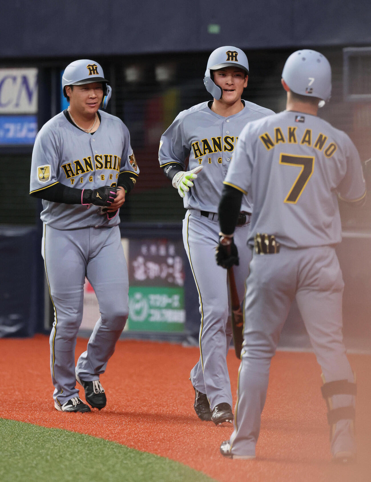 オリックス対阪神　2回表阪神1死満塁、坂本誠志郎の勝ち越し2点適時打で生還した大山（左）と高寺（撮影・宮崎幸一）