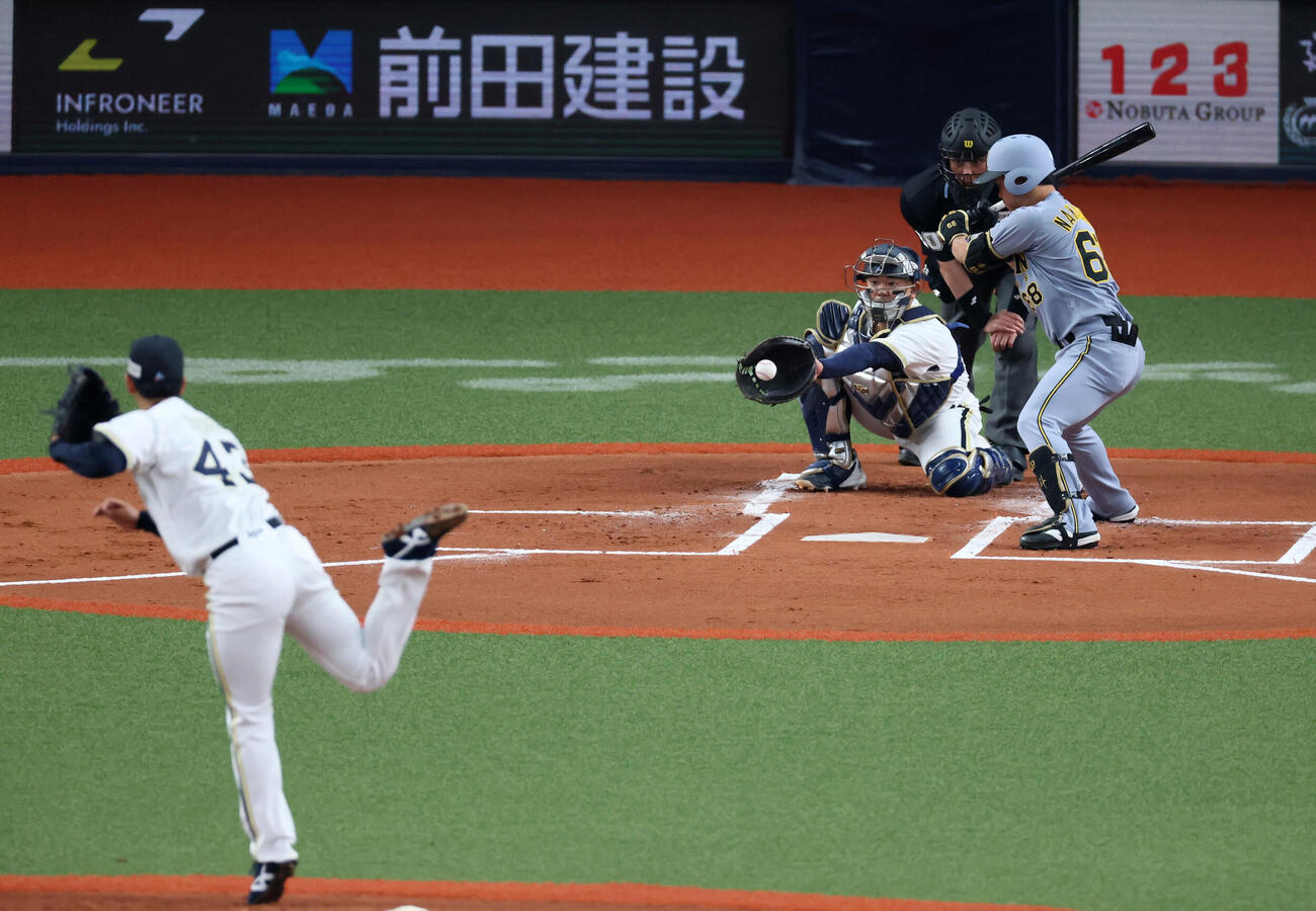 オリックス対阪神　2回表阪神1死、中川は四球を選んで出塁。投手高谷（撮影・加藤哉）