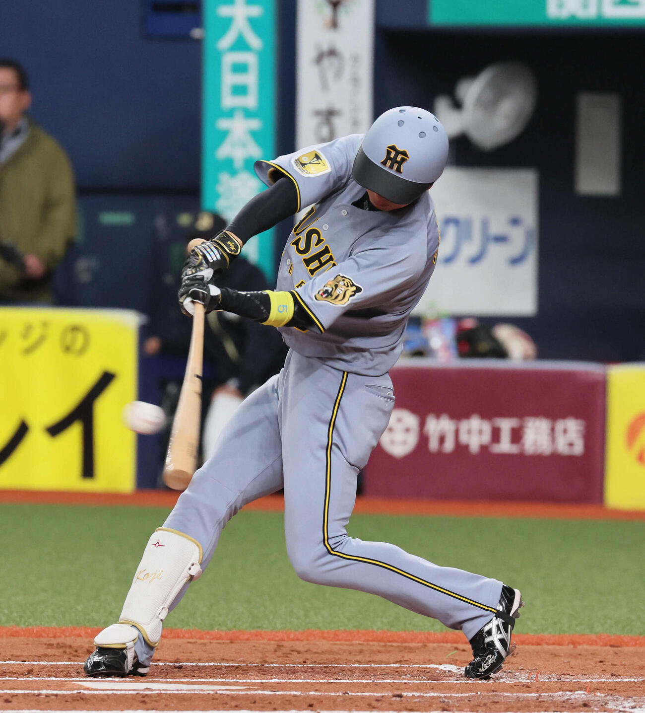 オリックス対阪神　2回表阪神1死一、三塁、近本は中前適時打を放つ（撮影・宮崎幸一）
