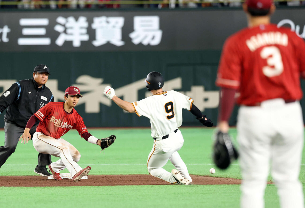 巨人対楽天　8回裏巨人1死一塁、一塁を飛び出した松本（中央）への送球を捕れず三塁進塁を許す宗山（左）（撮影・浅見桂子）
