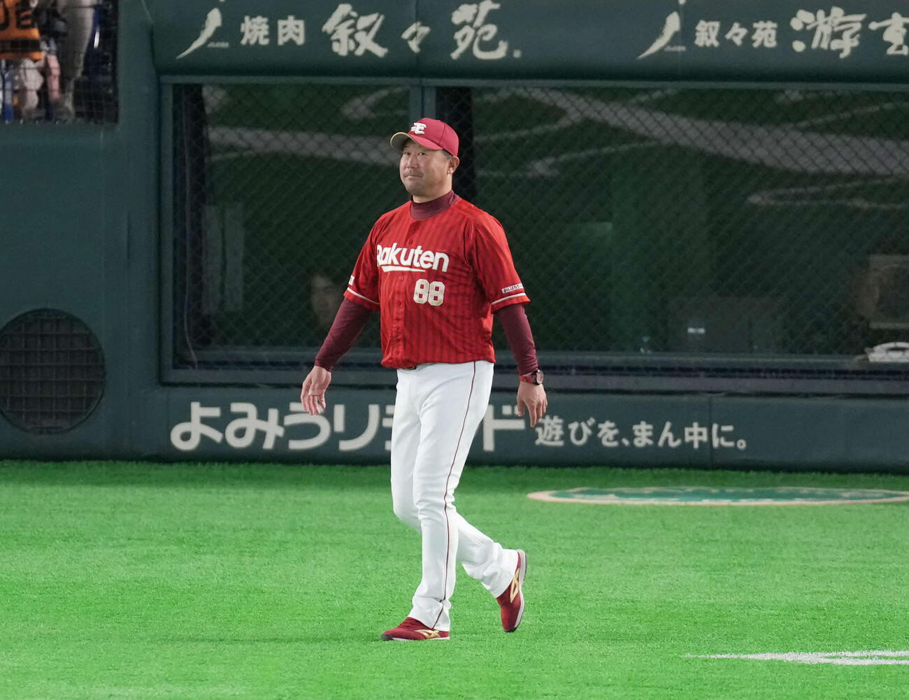 巨人対楽天　6回裏巨人2死一、二塁、マウンドに向かう楽天三木監督（撮影・増田悦実）