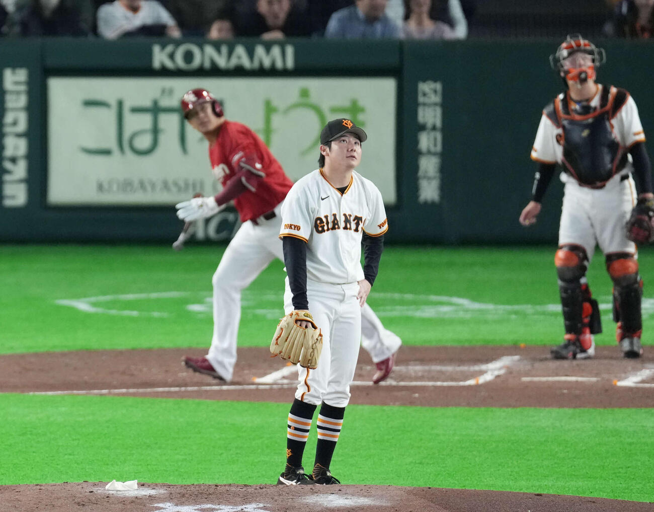 巨人対楽天　2回表楽天1死、浅村に先制本塁打を浴びる巨人竹丸（撮影・増田悦実）