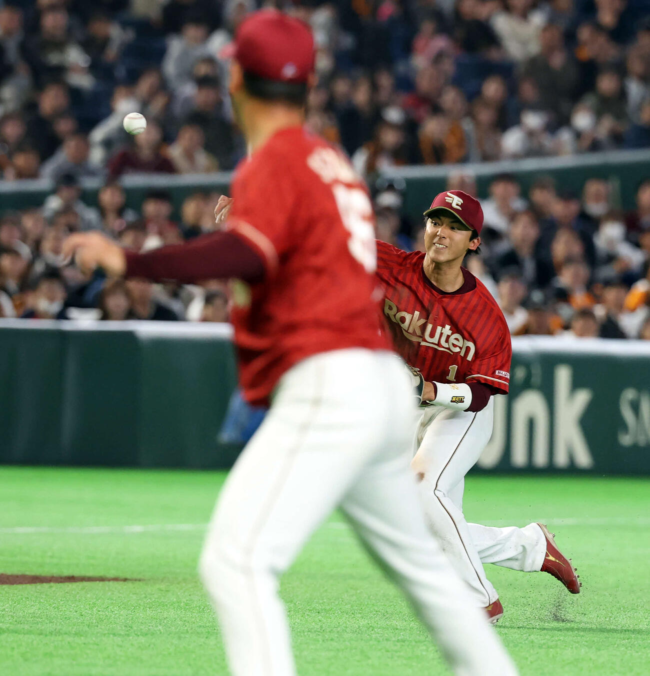 巨人対楽天　8回裏巨人1死三塁、浦田の打球を本塁送球する宗山だが野選となる（撮影・浅見桂子）