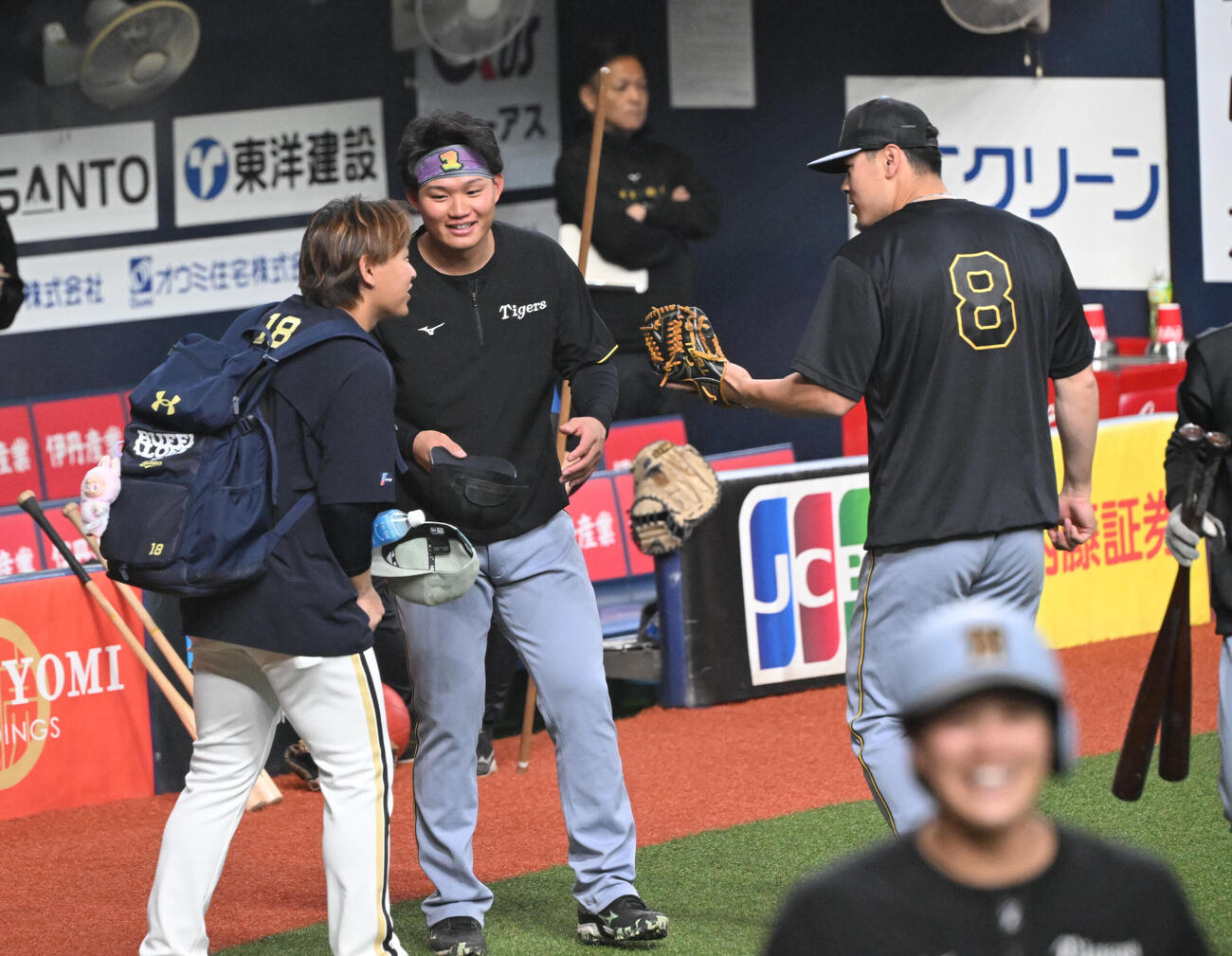 試合前、笑顔であいさつする左からオリックス宮城、阪神森下、佐藤輝（撮影・和賀正仁）