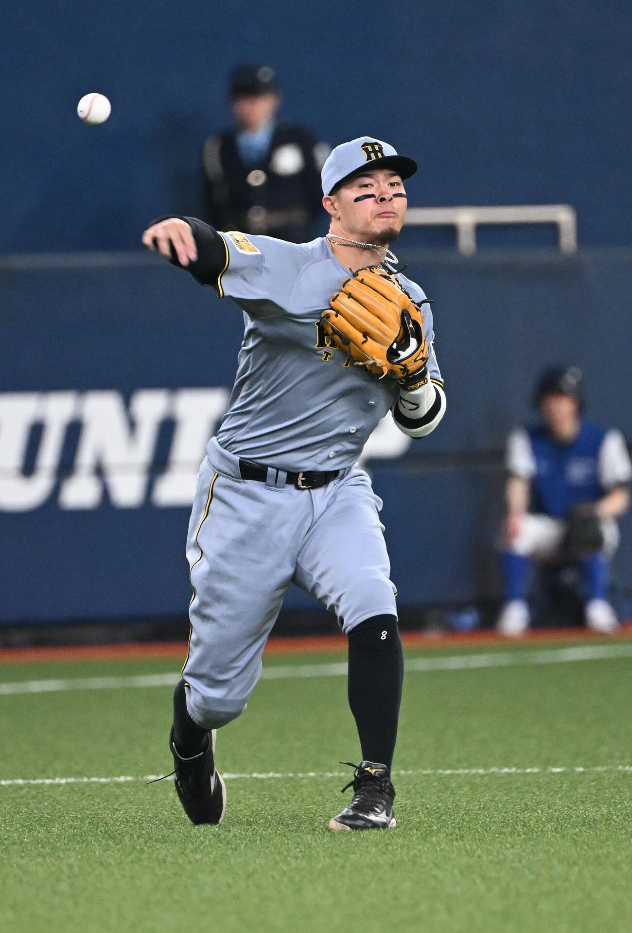 オリックス対阪神　2回裏オリックス1死、中川の打球で一塁悪送球する三塁手佐藤輝（撮影・和賀正仁）