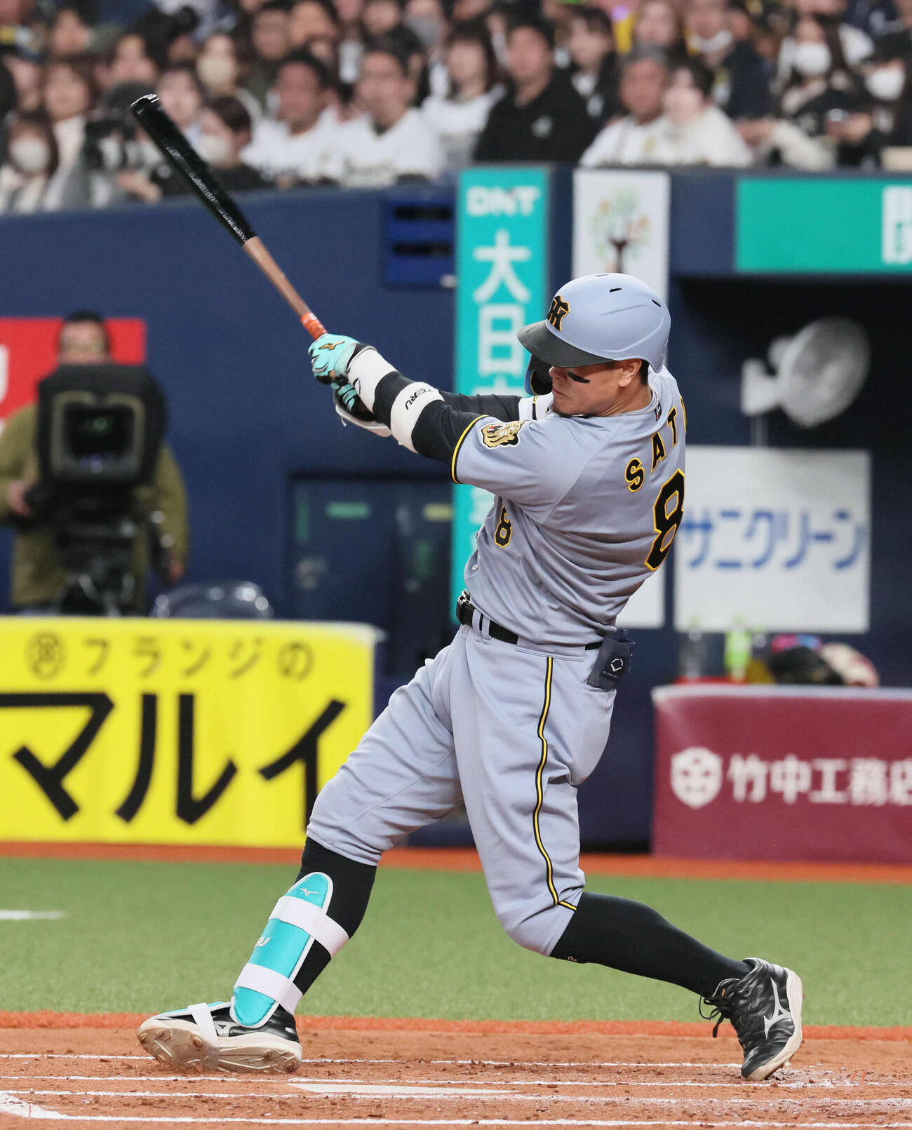オリックス対阪神　3回表阪神無死、佐藤は中堅に二塁打を放つ（撮影・宮崎幸一）