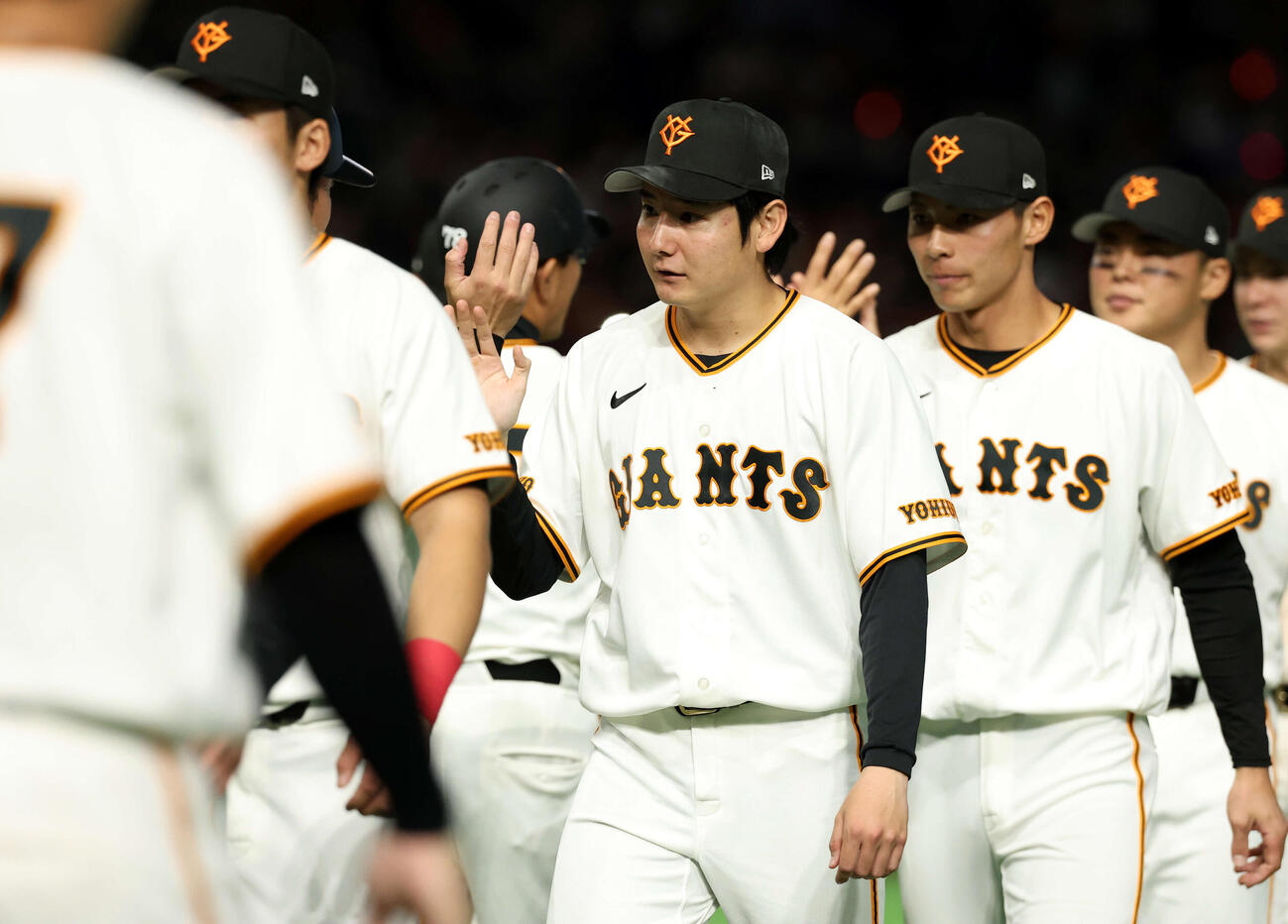 巨人対楽天　オープン戦4連勝でナインとハイタッチする巨人竹丸（中央）（撮影・浅見桂子）