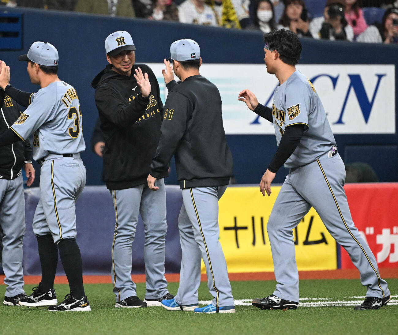 オリックス対阪神　オリックスに勝利し、タッチを交わす阪神藤川監督（左から2人目）と村上（撮影・和賀正仁）